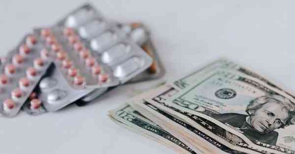 智能机器人买啤酒瓶子